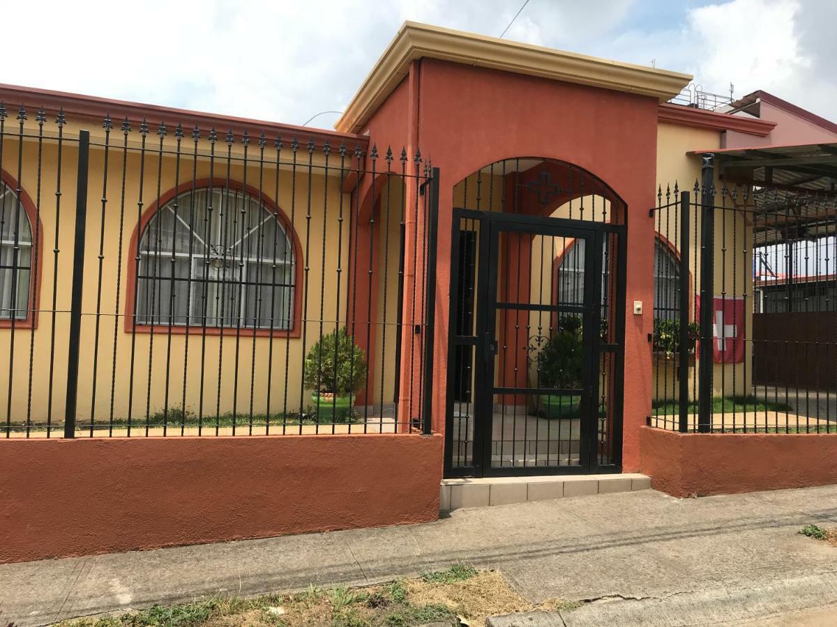 Bed and Breakfast Casa Del Suizo Desamparados  Екстер'єр фото